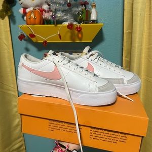 WOMEN'S NIKE BLAZER LOW PLATFORM CASUAL SHOES white/pink